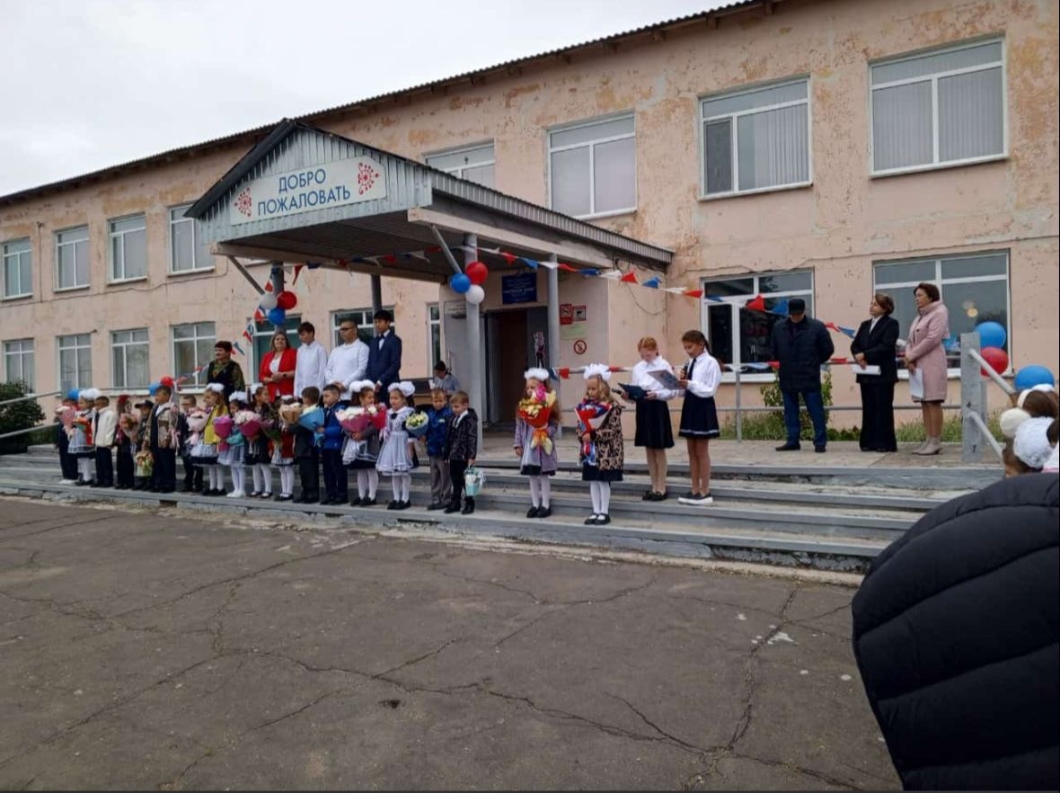 В Карповской школе прошла торжественная линейка, посвященная Дню знаний..